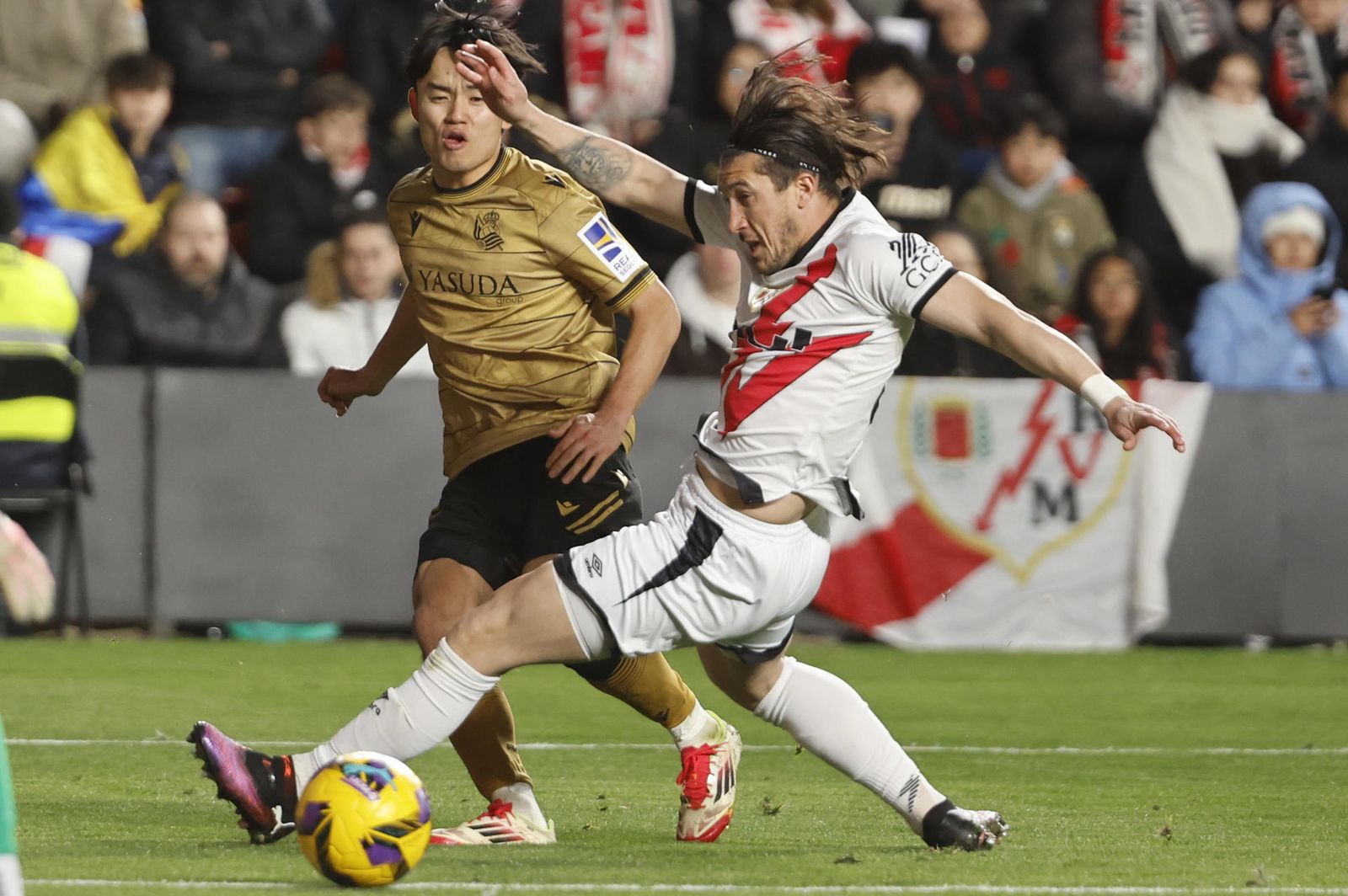El Pacha Espino chuta ante el realista Kubo