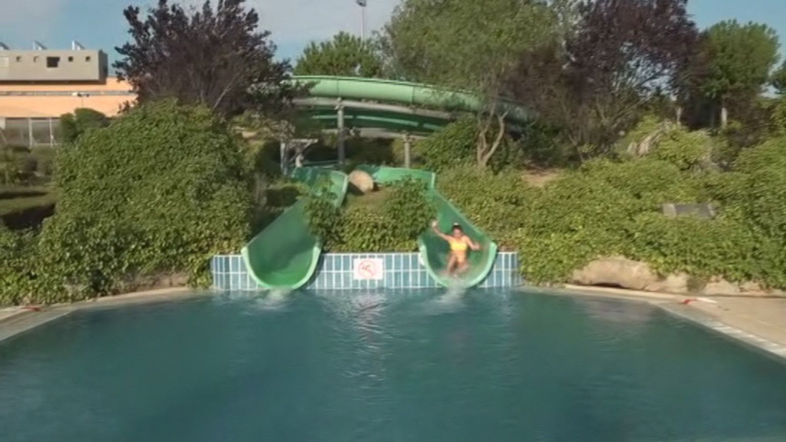 Piscina con toboganes en Mejorada del Campo