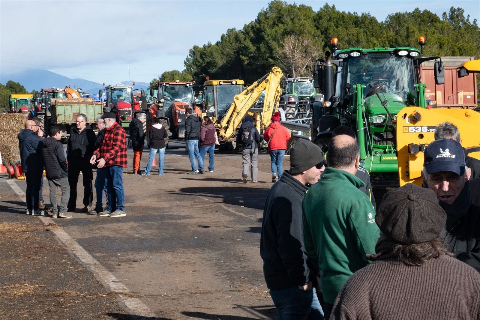 Agricultores y ganaderos mantienen sus bloqueos en carreteras españolas contra el acuerdo UE-Mercosur