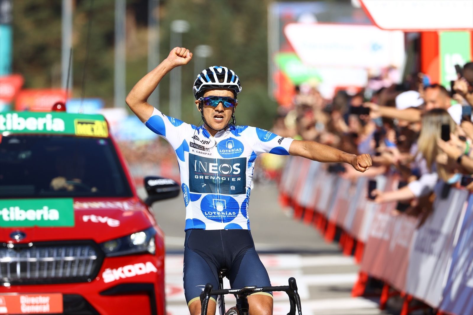 Richard Carapaz celebra su triunfo en la meta del Puerto de Navacerrada