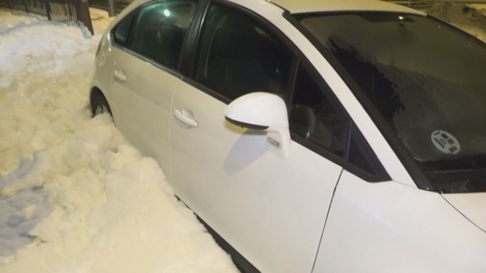 Los expertos recomiendan realizar una revisión de los coches enterrados bajo la nieve