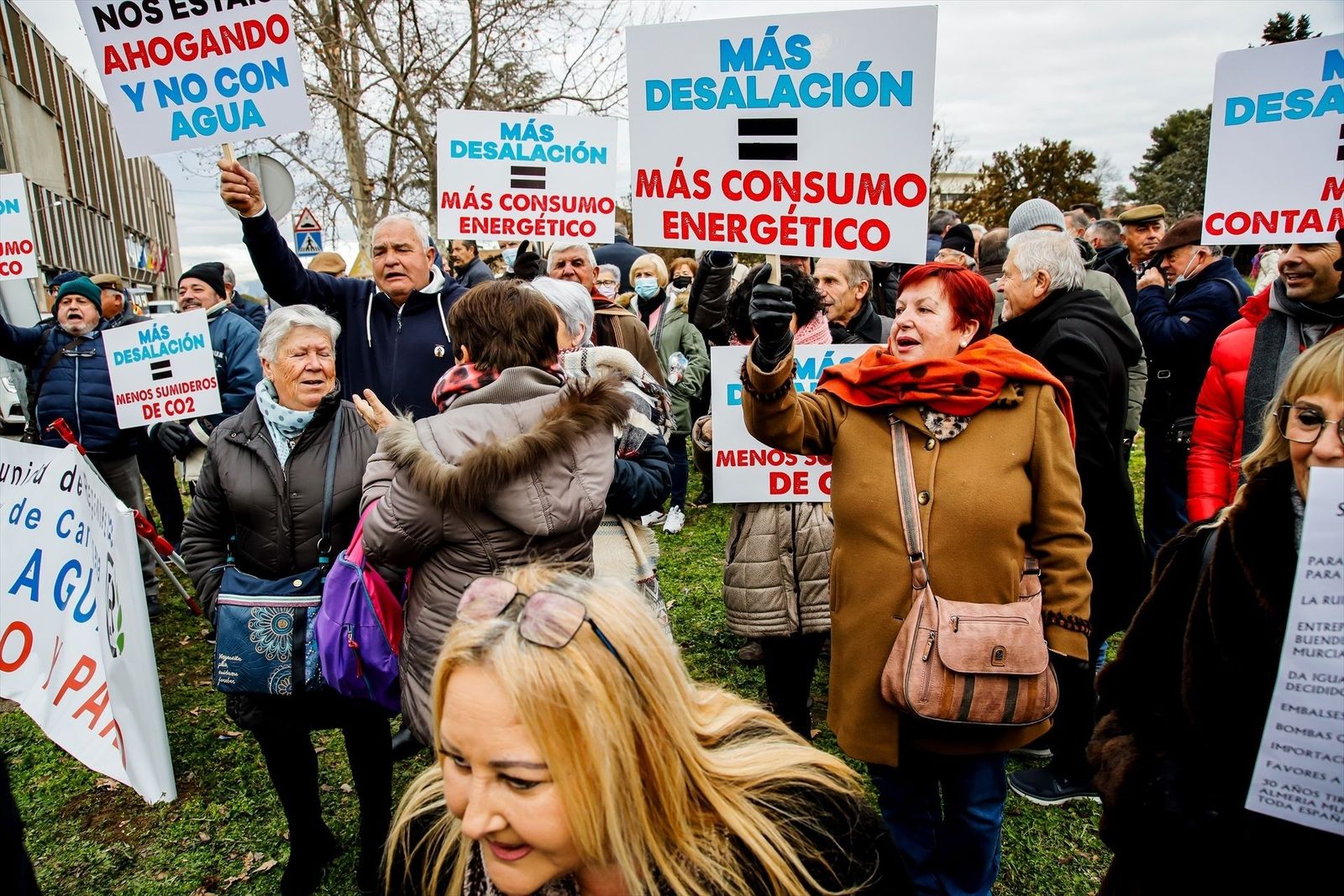 Regantes levantinos protestan frente a La Moncloa por el recorte del trasvase Tajo-Segura