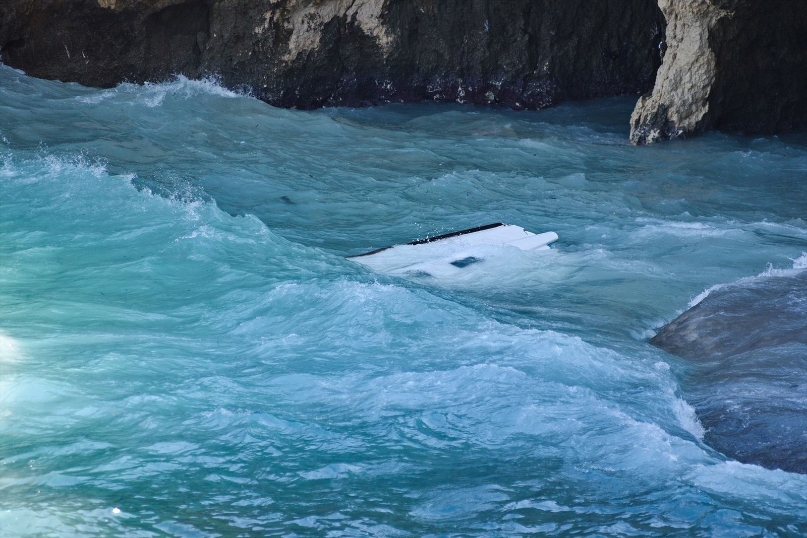 Restos del barco  que transportaba migrantes y se estrelló contra las rocas frente a la isla de Kythira, en el sur de Grecia.