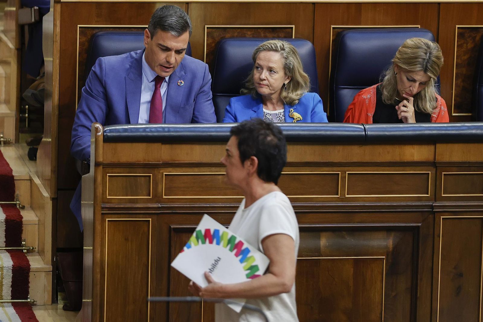 La portavoz de EH Bildu, Mertxe Aizpurua, pasa por delante del presidente del Gobierno, Pedro Sánchez