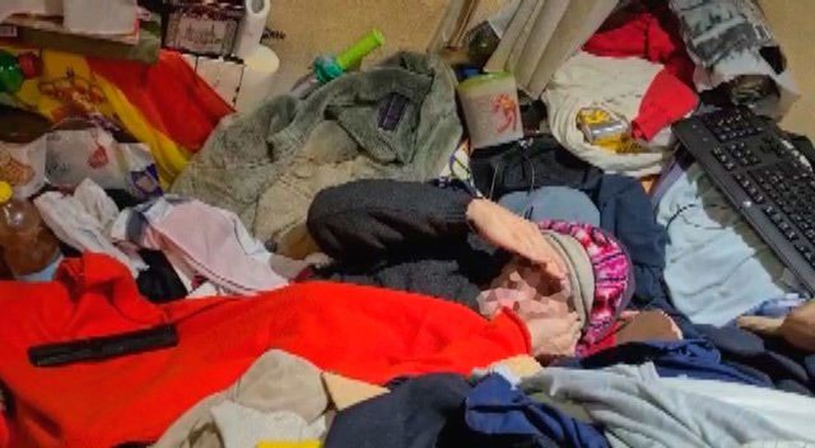 Piden ayuda en Vallecas para un vecino con síndrome de Diógenes