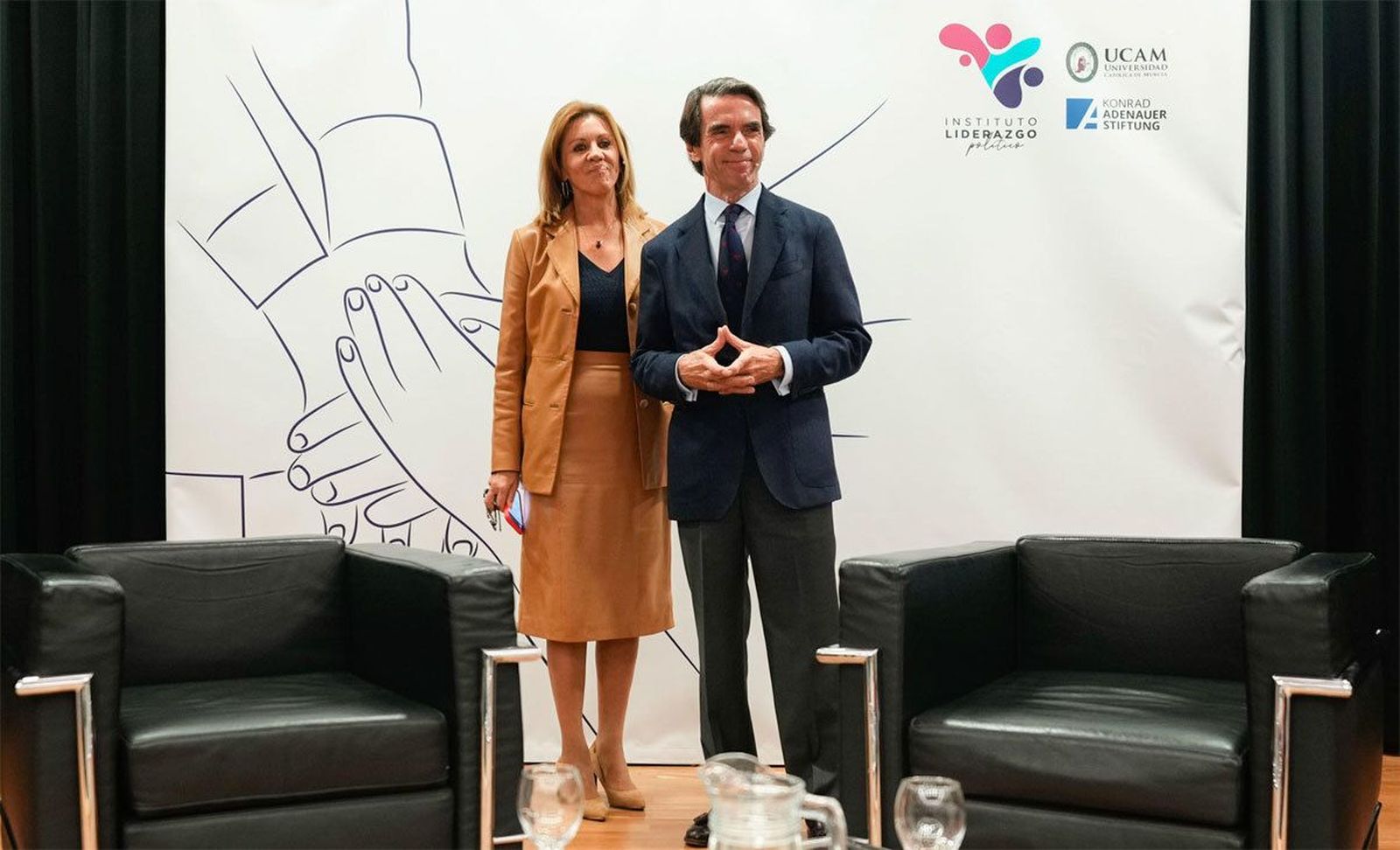 Aznar: " Los enemigos de la España constitucional tienen al Gobierno con una rodilla en tierra y la otra temblando"