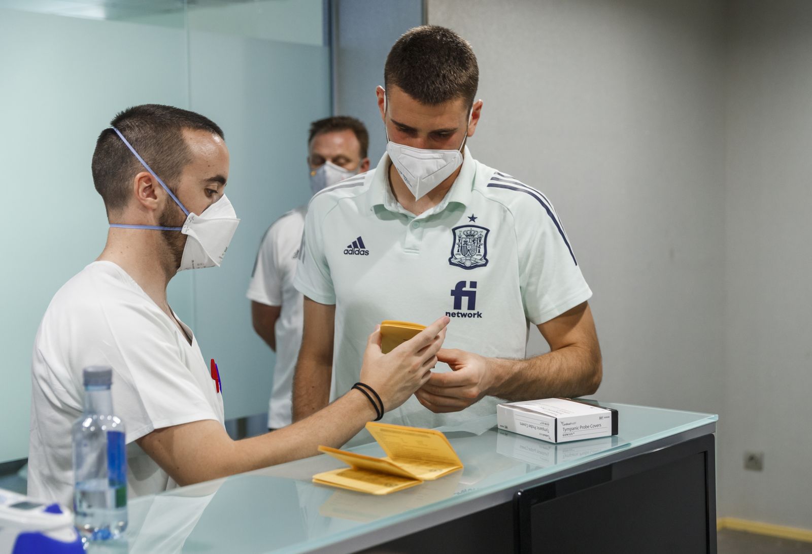 Y tras la polémica... Los jugadores de la Selección española reciben su vacuna