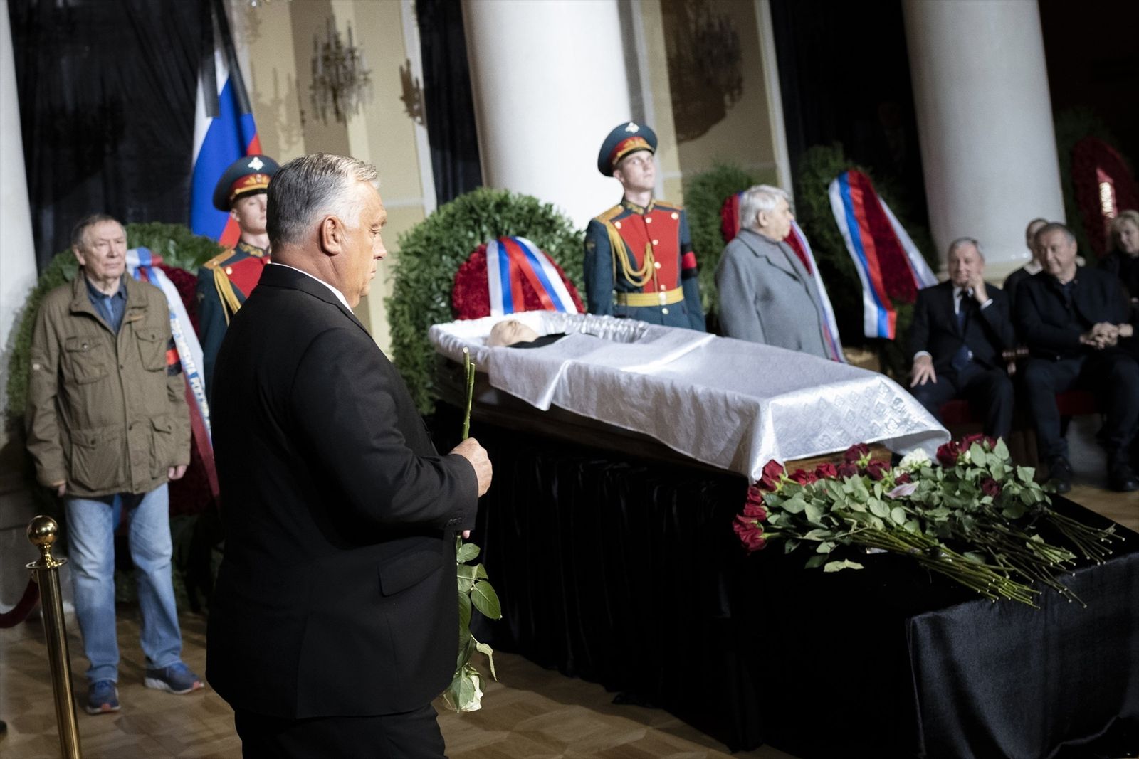 El presidente húngaro Viktor Orban frente al ataúd de Mijaíl Gorbachov