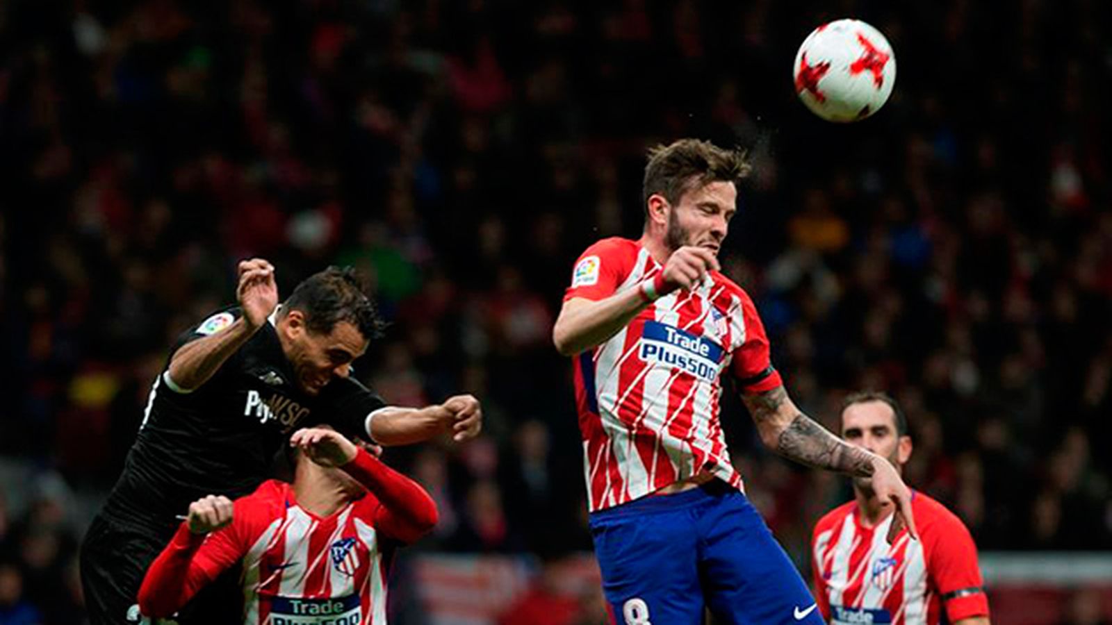 El centrocampista del Atlético de Madrid Saúl Ñíguez cabecea el balón