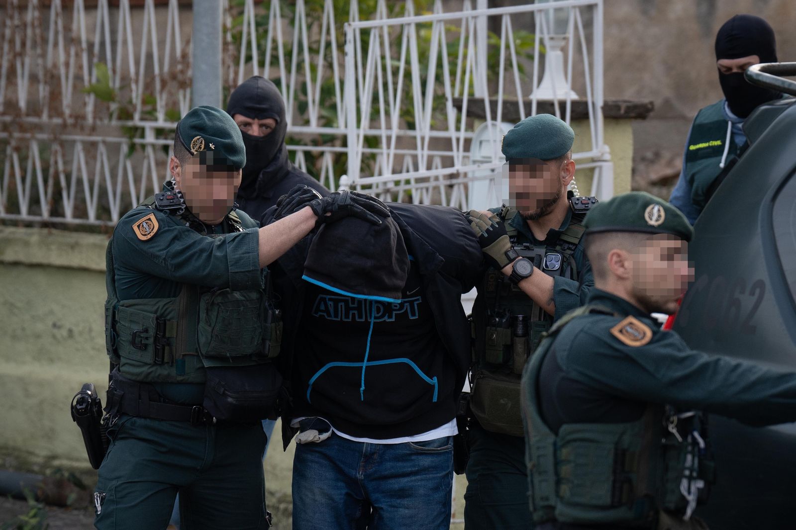 Agentes de la Guardia Civil llevan a un detenido tras una operación policial antiyihadista en una vivienda