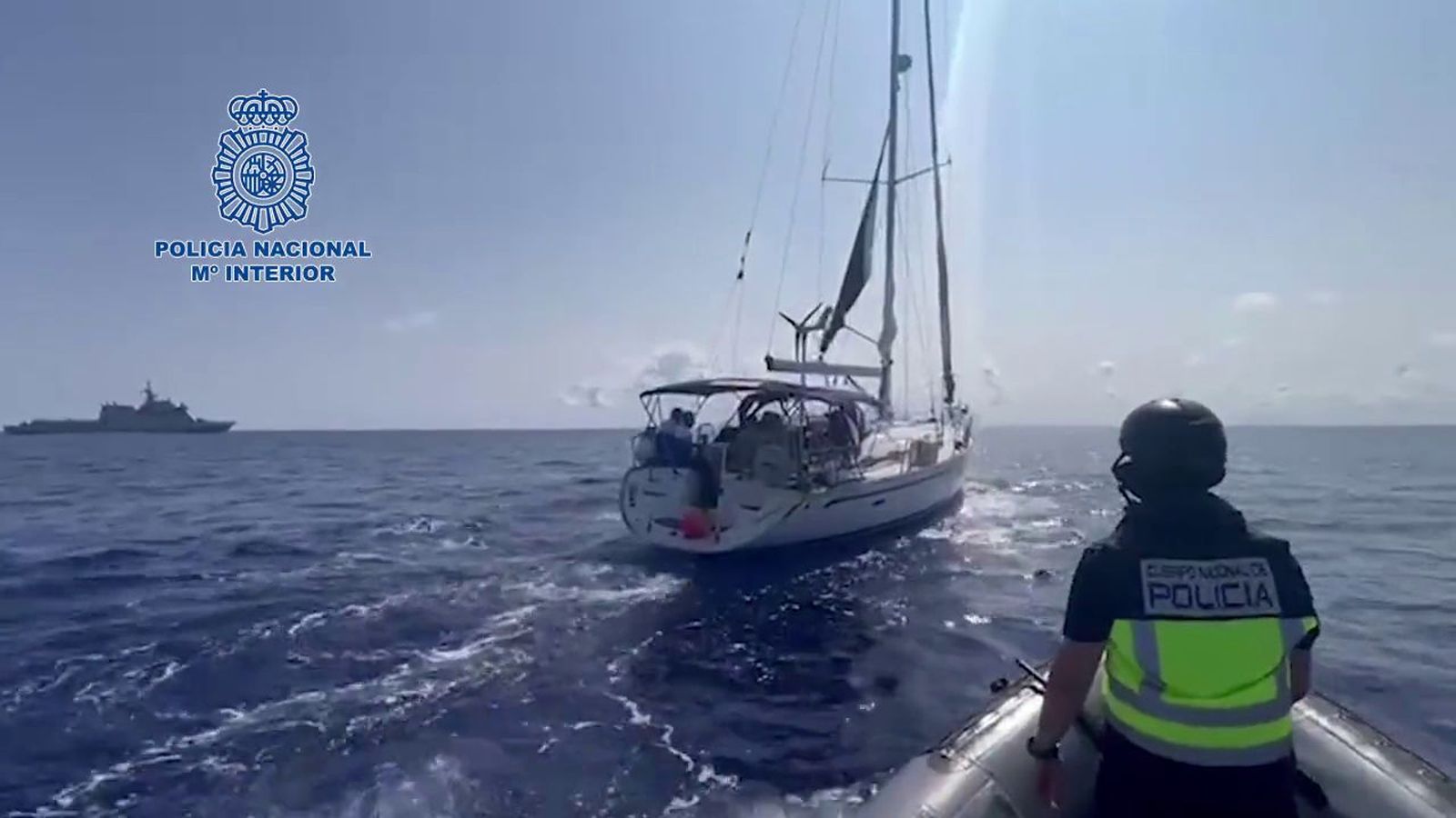 La Policía aborda un narcovelero
