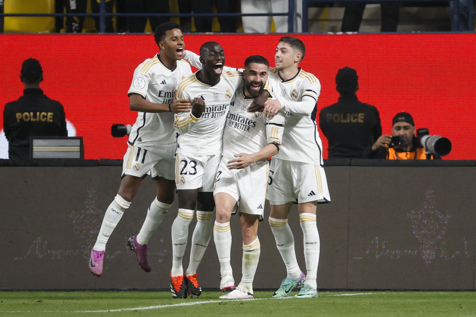 Mendy celebra el gol
