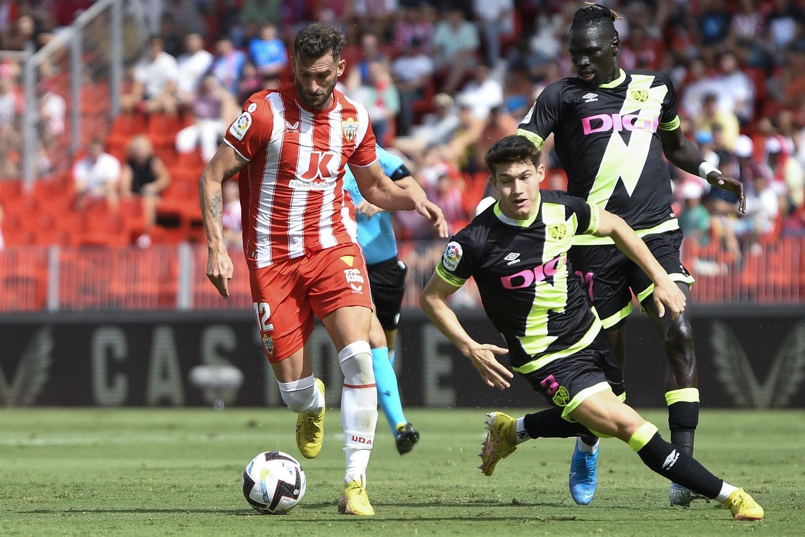 El jugador del Rayo Vallecano Fran García (d) disputa un balón con el jugador de la UD Almería Leo Baptistao