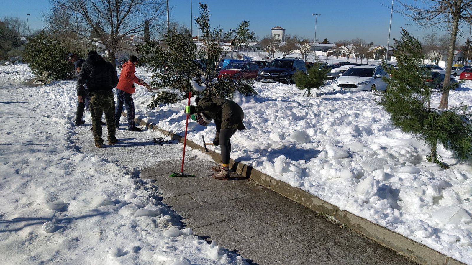 Voluntarios limpian el acceso desde el metro Colonia Jardín