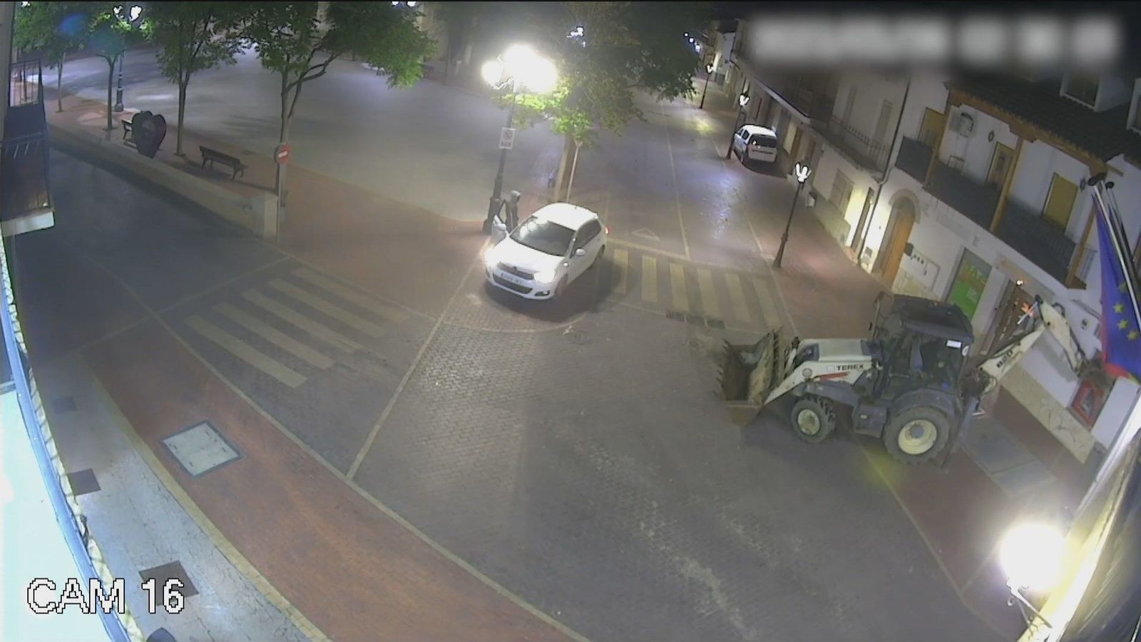 Detenidos por reventar con una excavadora dos cajeros automáticos en un pueblo de Toledo
