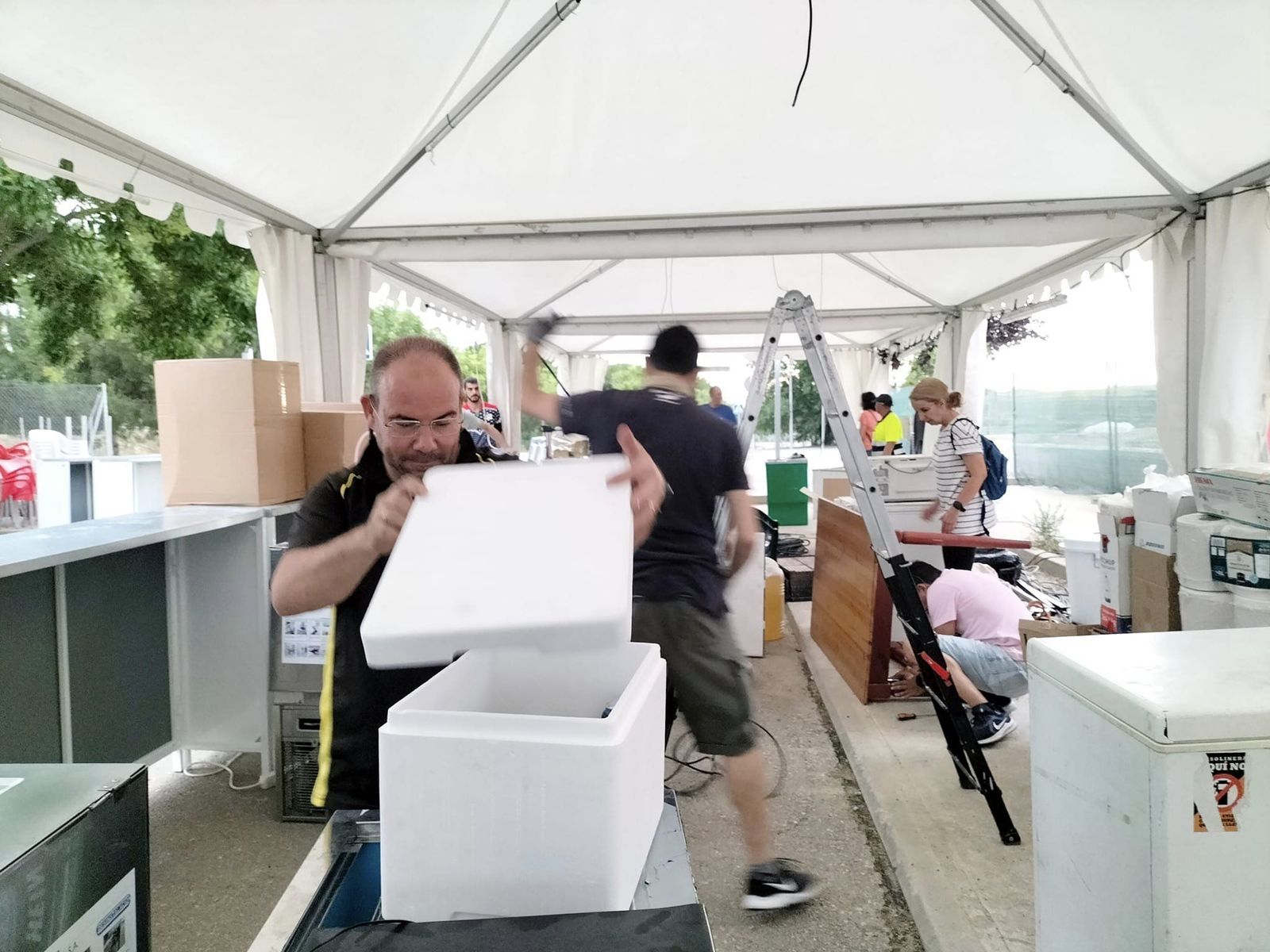 Preparativos para las fiestas de Butarque, en Villaverde