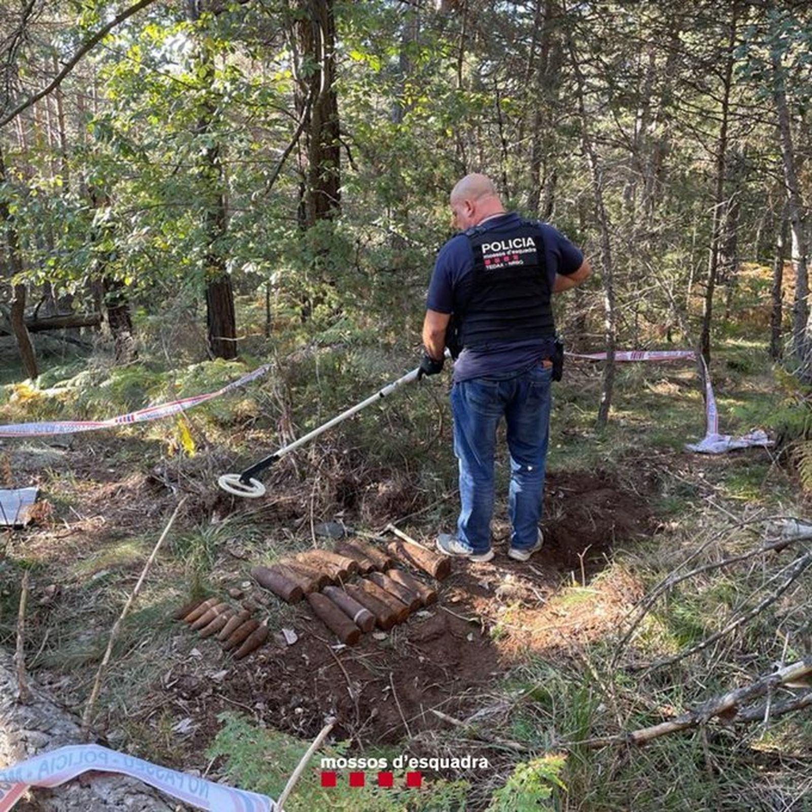 Búsqueda de los explosivos en el monte por parte de los Mossos