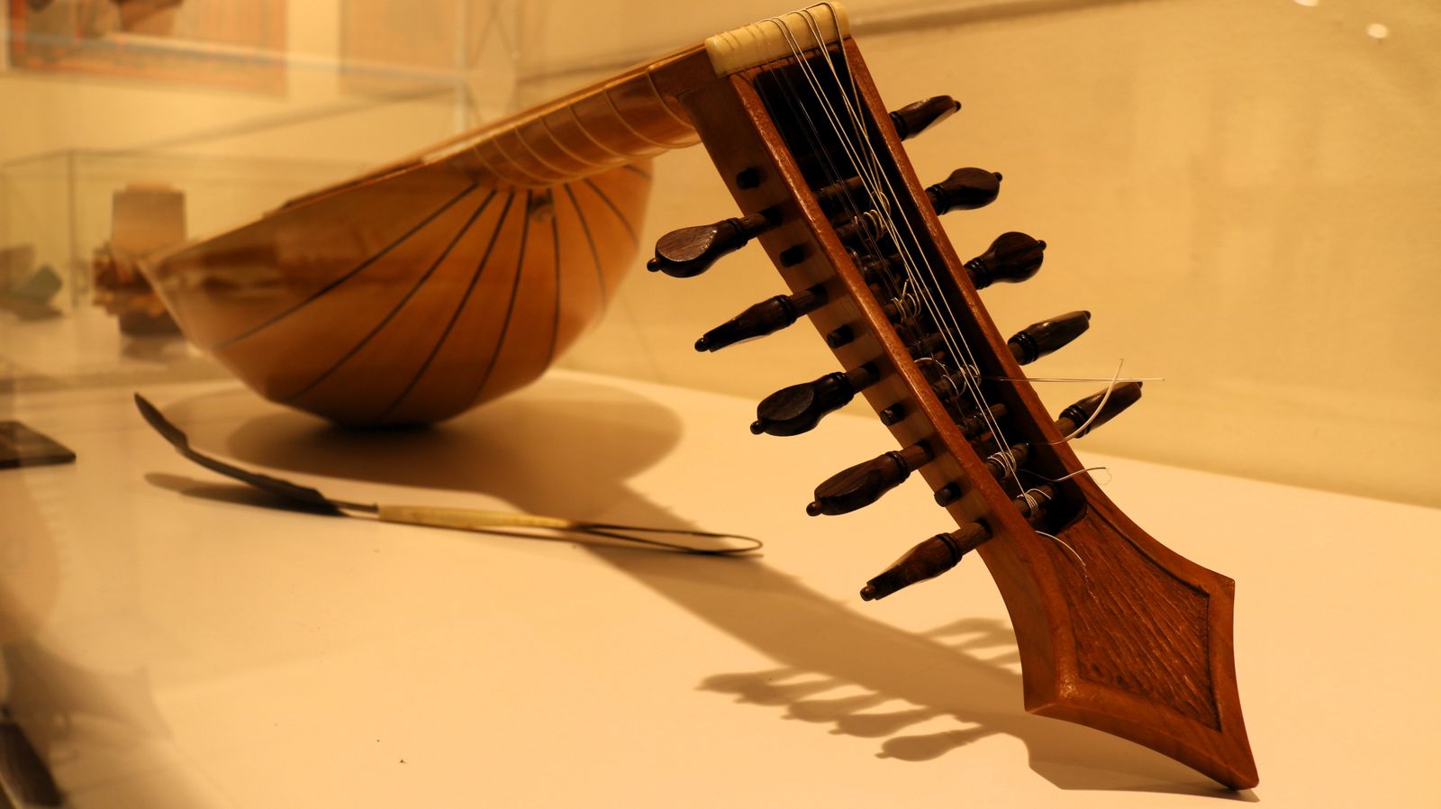 Un laúd en la exposición de instrumentos musicales de Alcalá de Henares