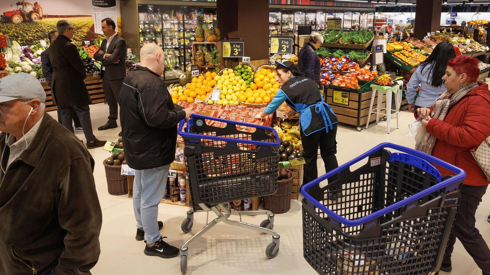 personas realizando la compra en un mercado