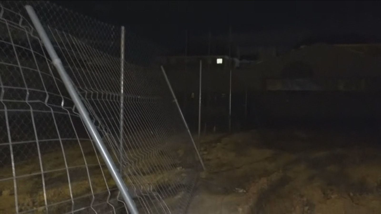 Los alumnos de un colegio de Paracuellos del Jarama reciben las clases entre barrizales
