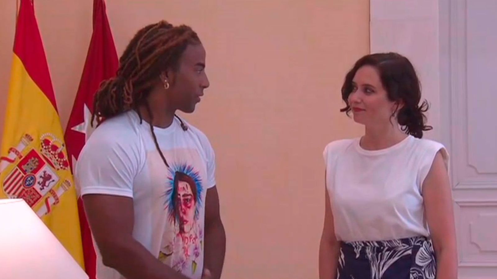 Ayuso reclama, junto al cantante cubano Yotuel, "libertad" para Cuba