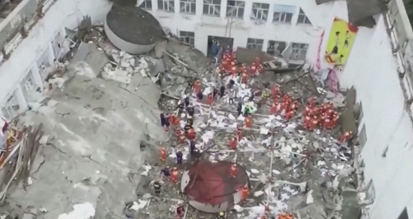 Once muertos tras el derrumbe del techo de un centro deportivo escolar en China