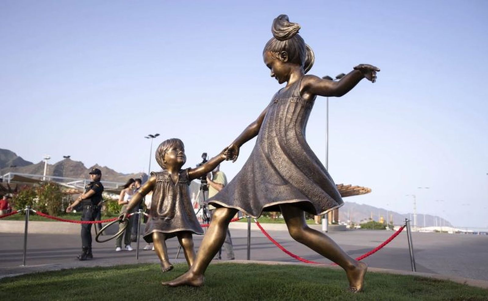 Escultura en recuerdo de Anna y Olivia, en Santa Cruz de Tenerife