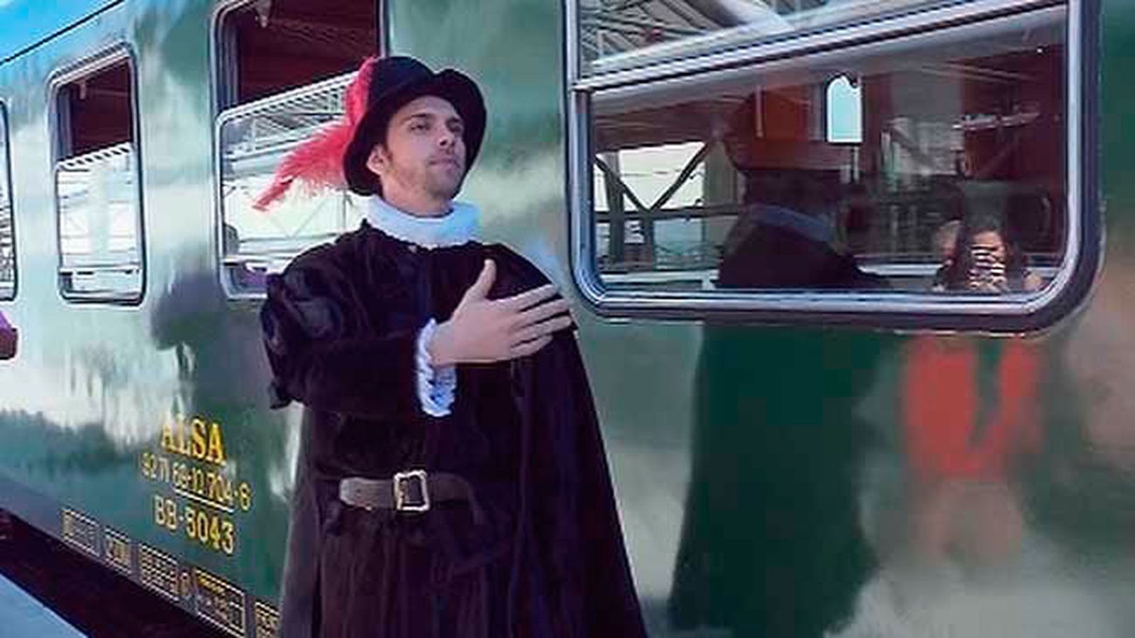 Un actor caracterizado como Felipe II da la bienvenida a los viajeros