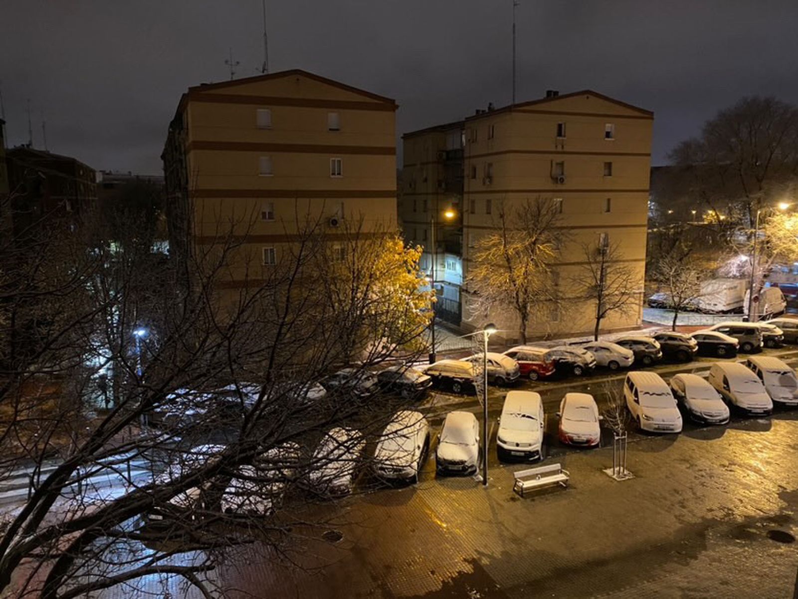 Los coches amanecen cubiertos de nieve, en Getafe