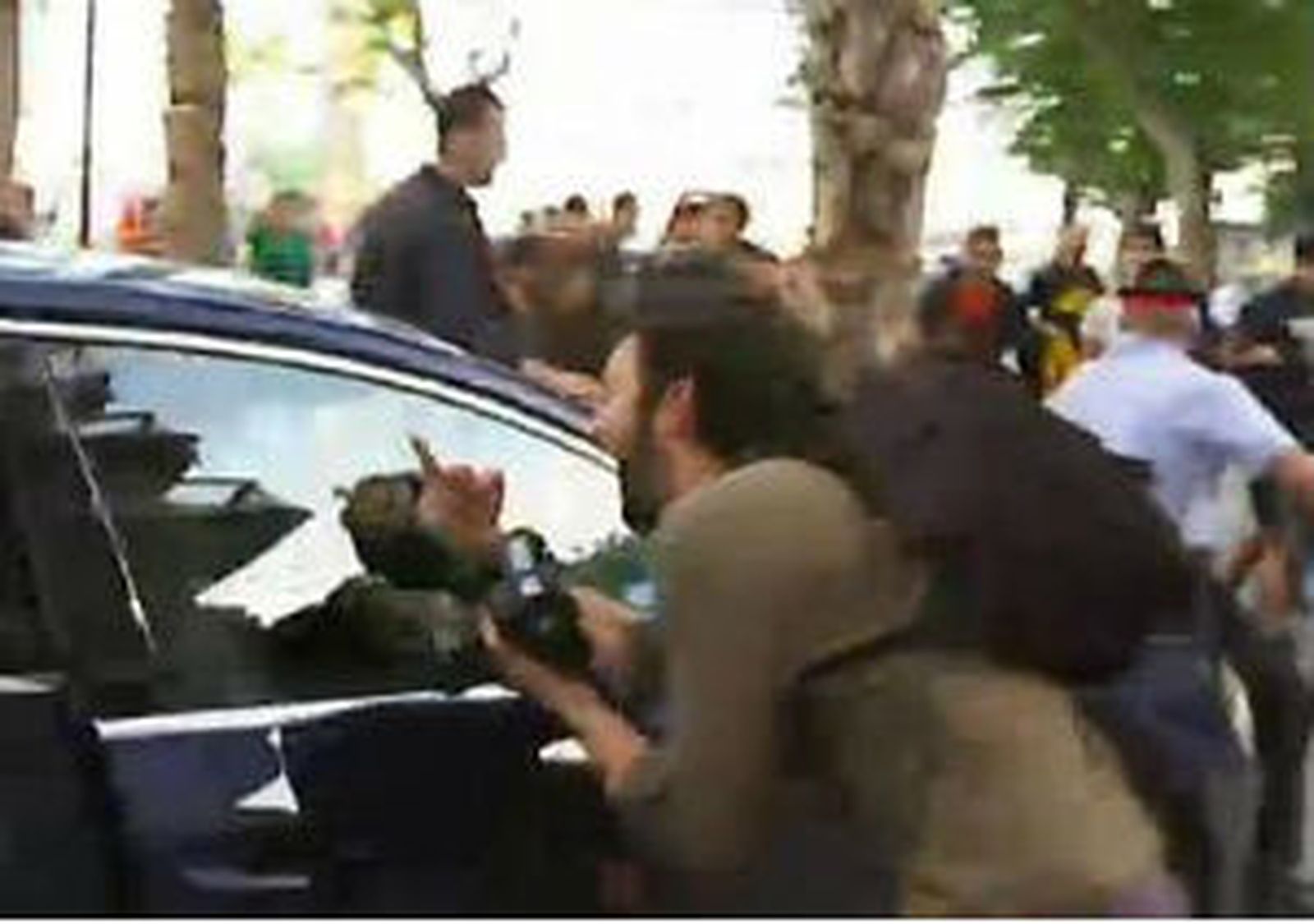 El coche de Montoro, apedreado