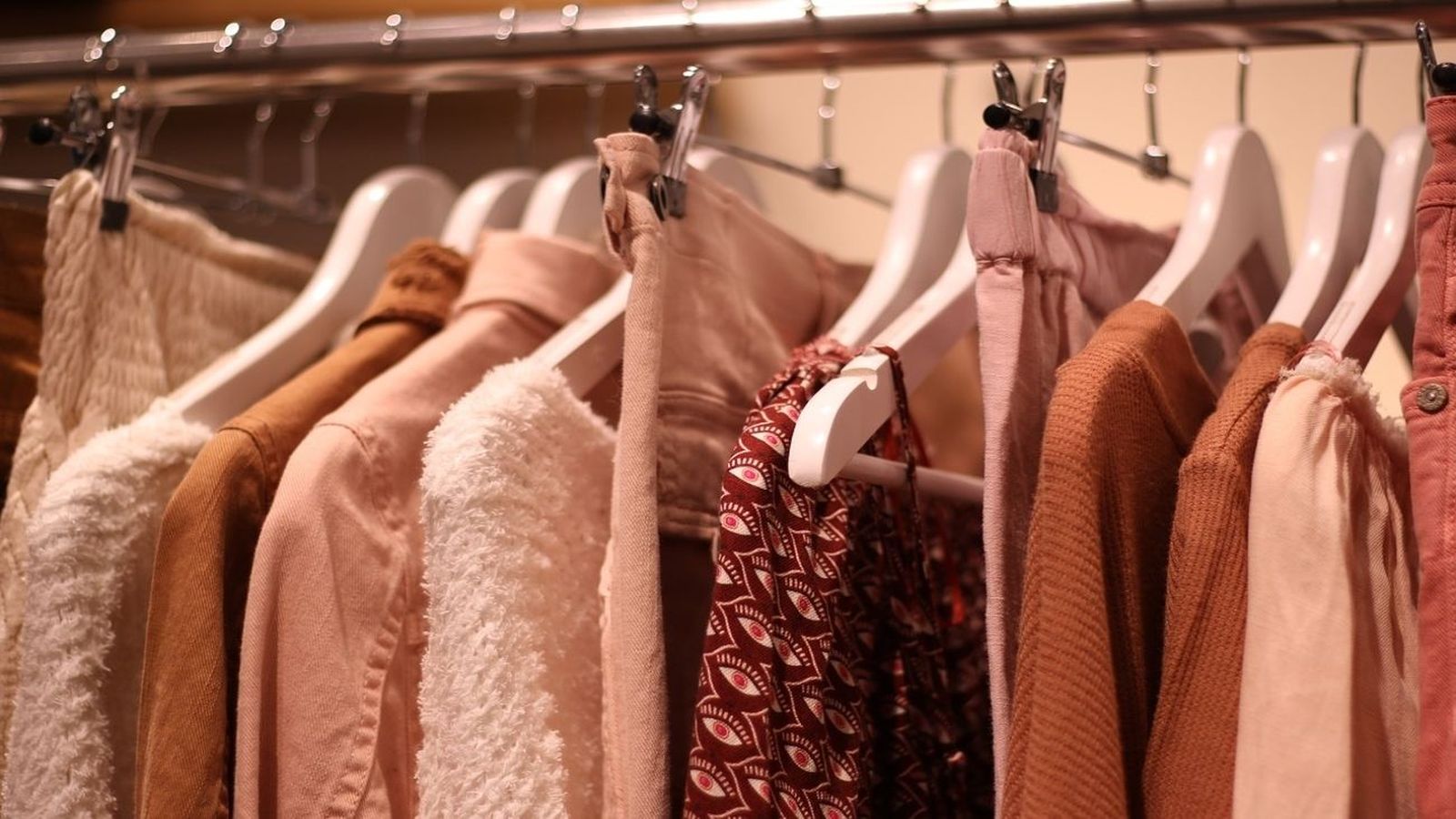 Ropa de mujer a precio de chollo en la calle Fuencarral