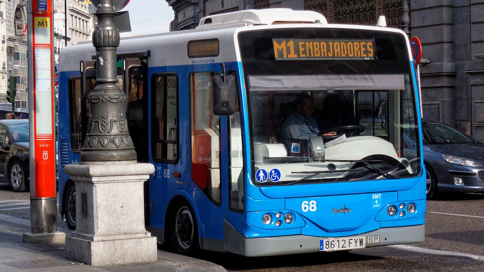 Un hombre detenido por insultos racistas y agresión en un autobús de la EMT