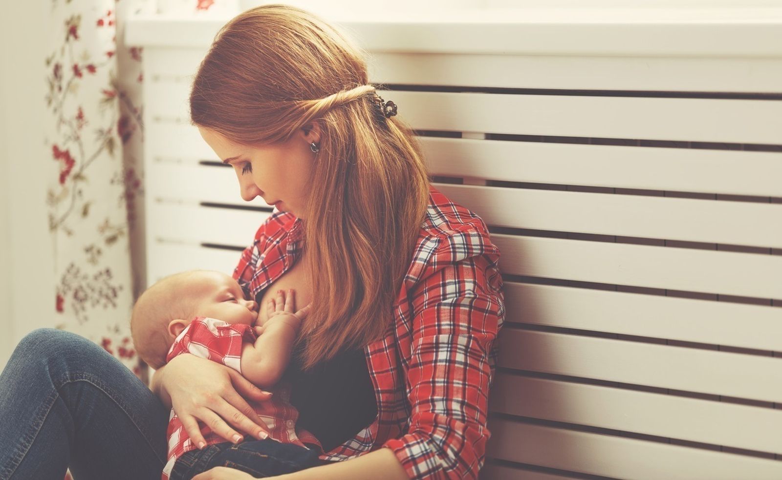 Una mujer amamantando a su bebé