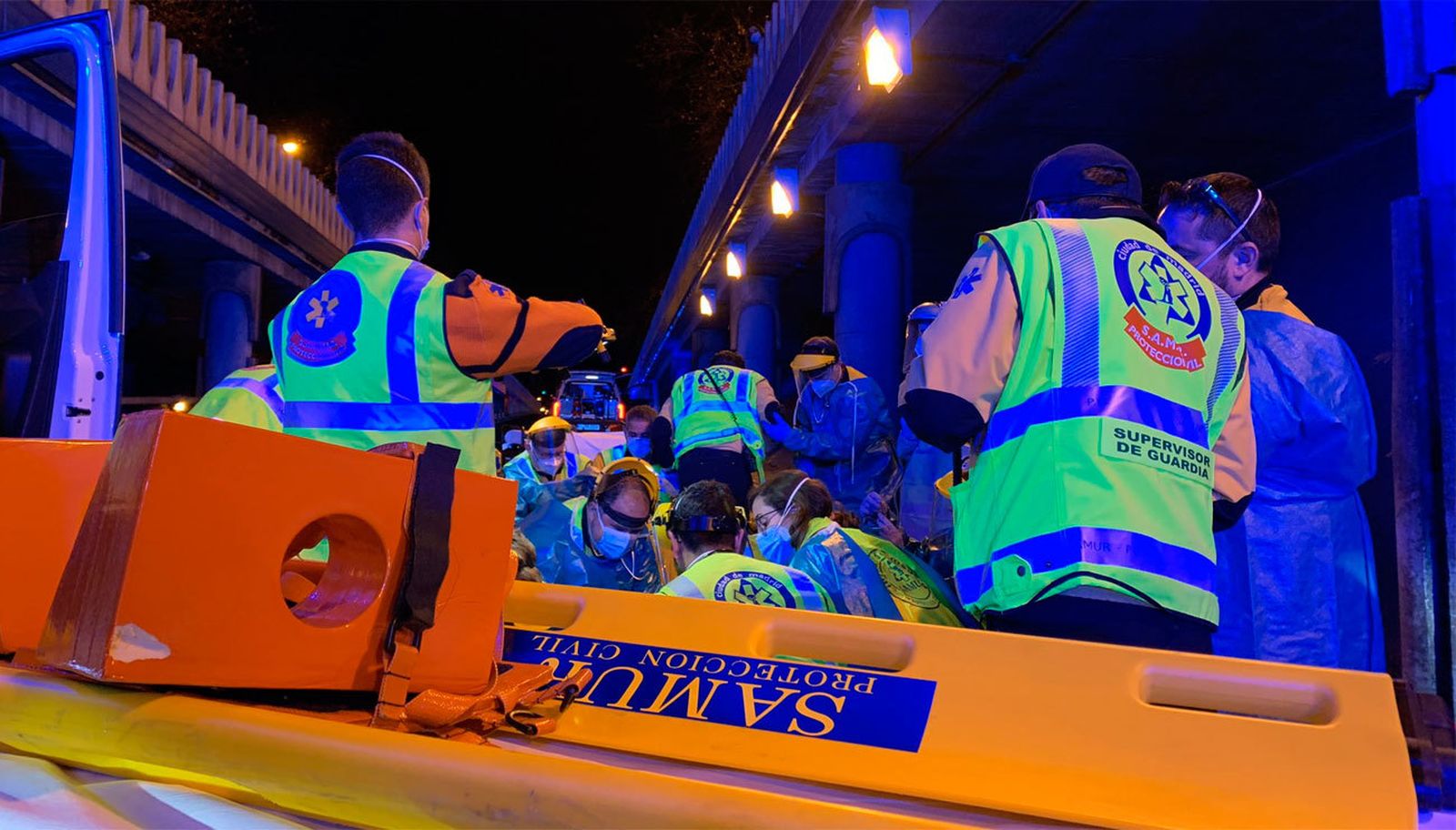 Los técnicos del Samur atienden a la joven en el lugar del accidente