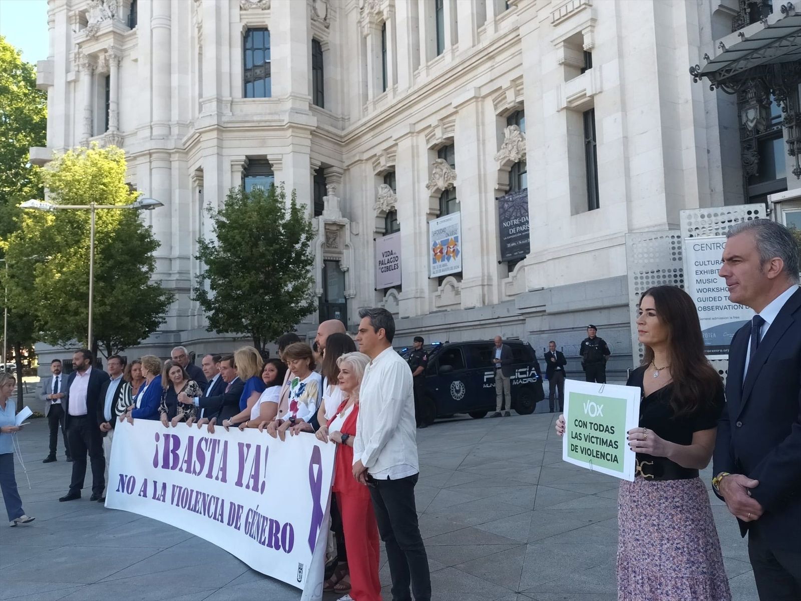 Minuto de silencio en el Ayuntamiento de Madrid por la mujer asesinada en Soto del Real