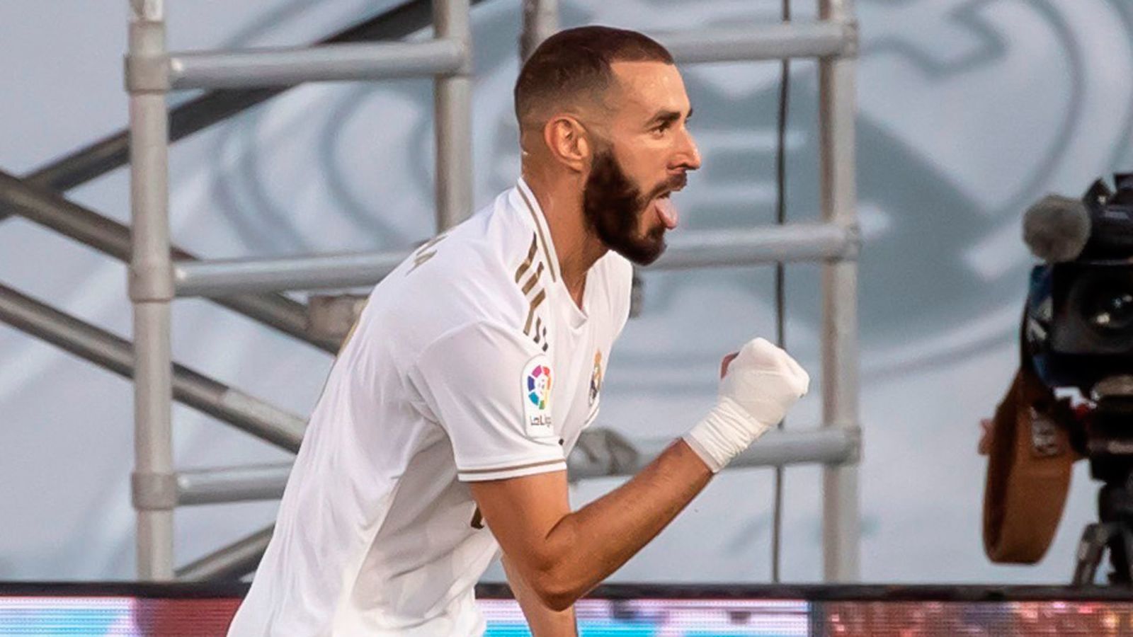El delantero francés del Real Madrid Karim Benzema celebra un gol ante el Villarreal