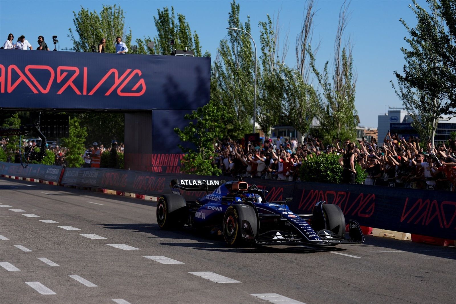 90.000 fans vibran con la exhibición de Carlos Sainz en el Madring: "Con pole y victoria en Madrid me retiro por la puerta grande"