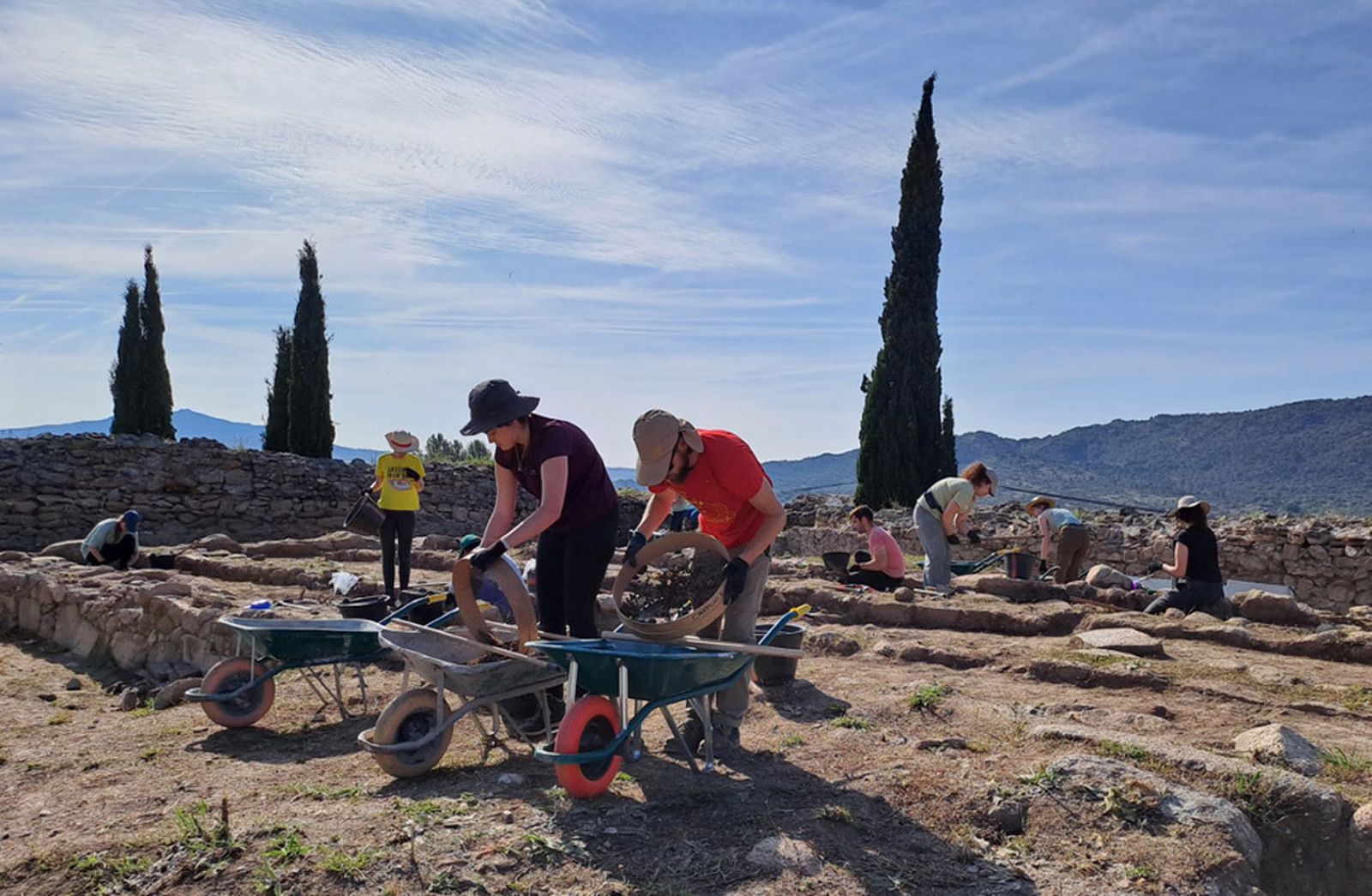 Cribado de material extraído en la excavación arqueológica del Castillo Viejo de Manzanares