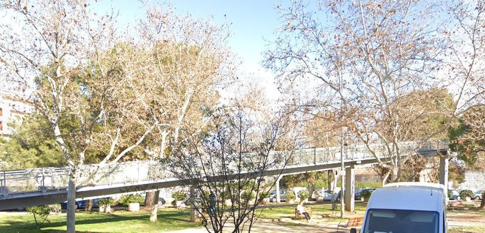 Pasarela peatonal sobre las vías del tren en Alcalá de Henares