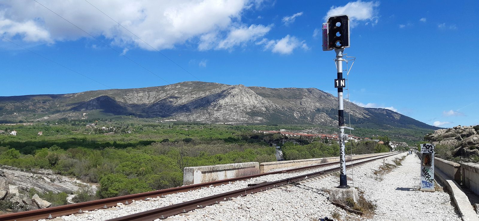 Vista de la Sierra Norte de Madrid desde las vías de la línea Madrid-Burgos, sin servicio