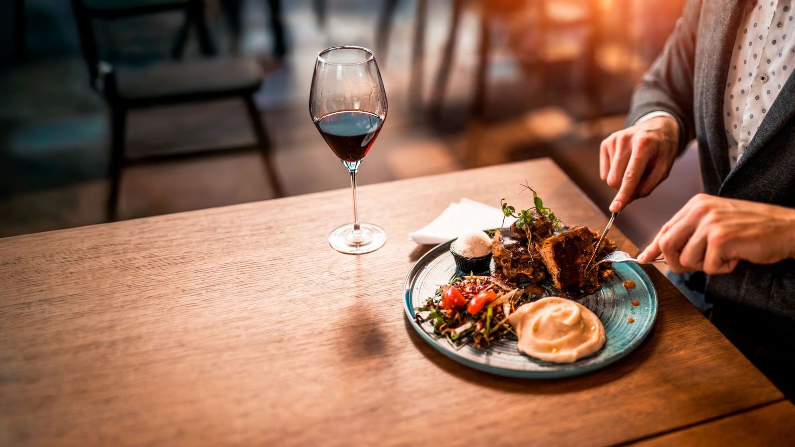 Comer en compañía y sin móvil genera emociones positivas