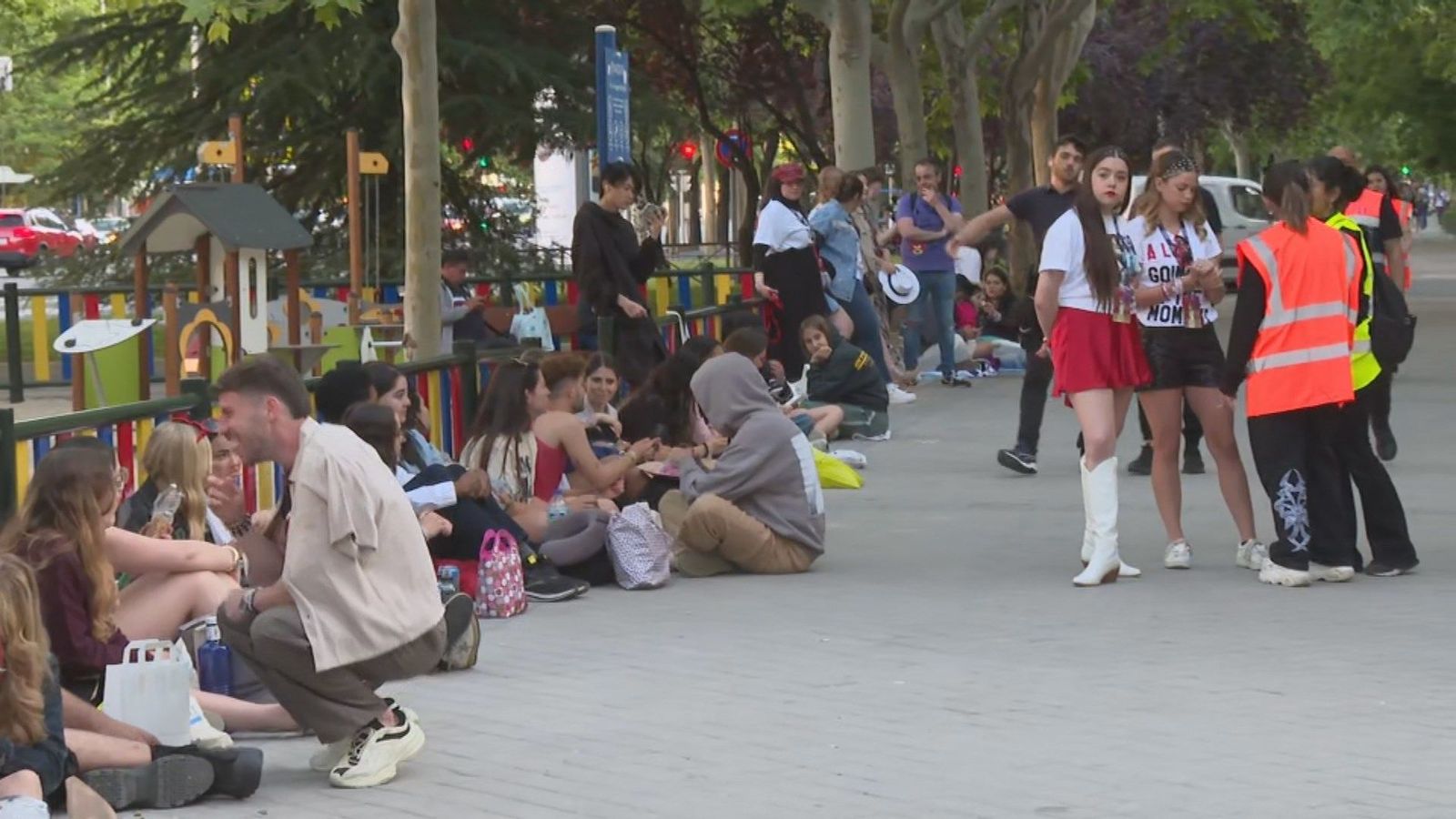 Largas colas de 'swifties' acampados junto al Bernabéu para el concierto más esperado del año