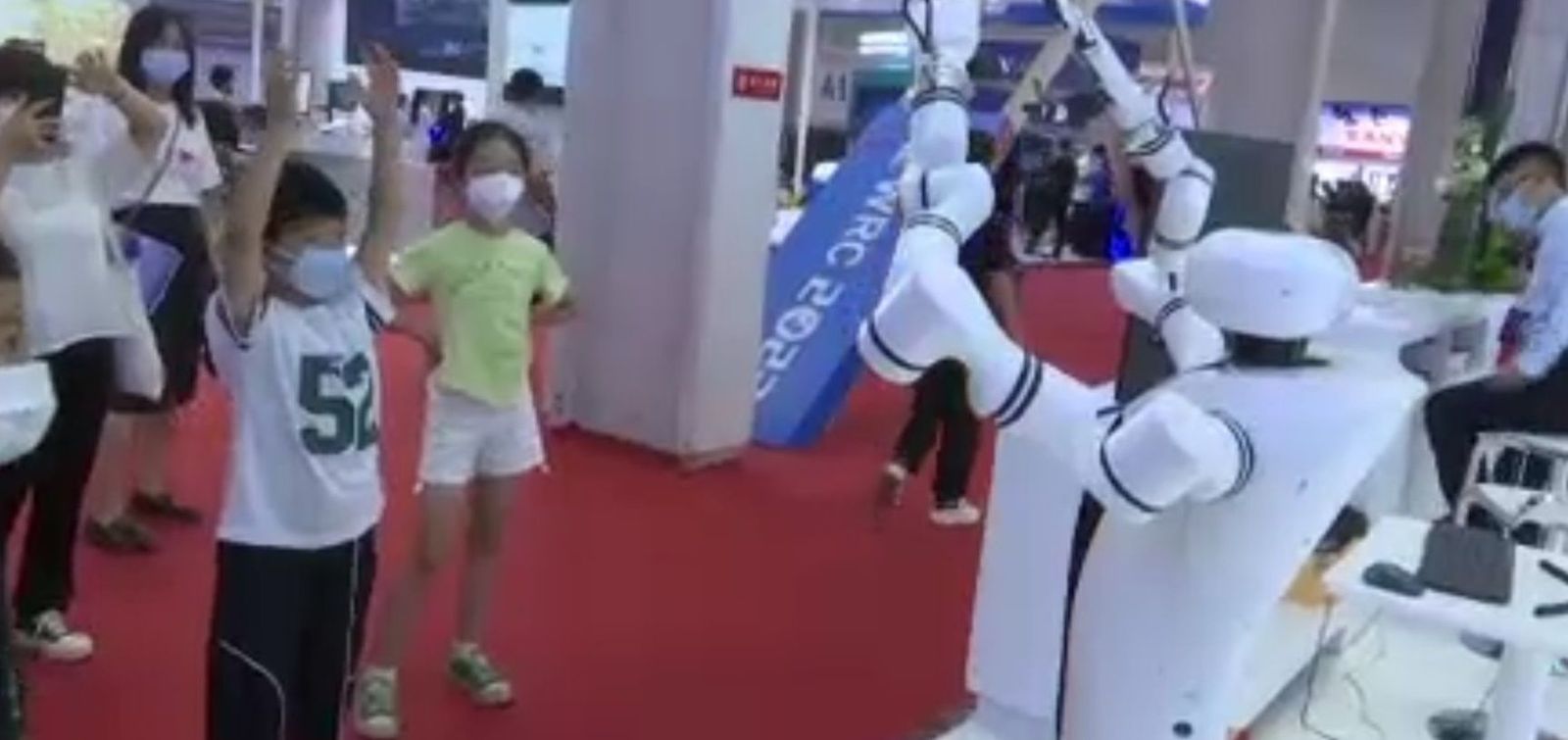 Robots que cuidan ancianos o que apagan fuegos: la innovación más sofisticada en la feria anual de robótica de Pekín