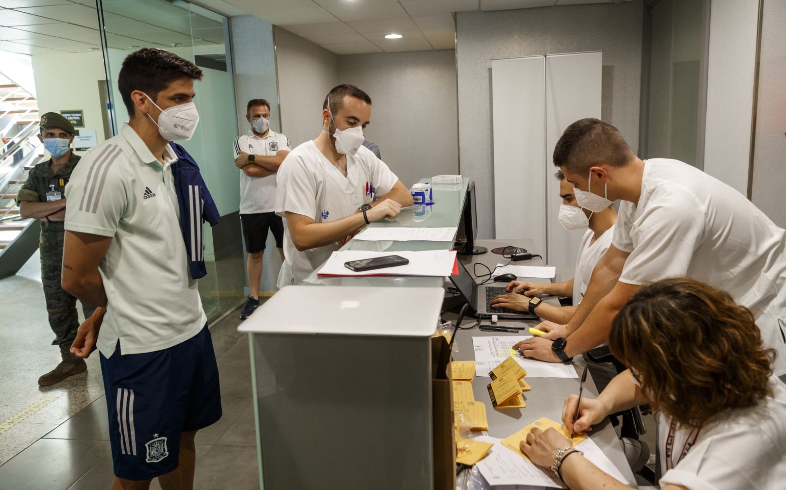 Y tras la polémica... Los jugadores de la Selección española reciben su vacuna