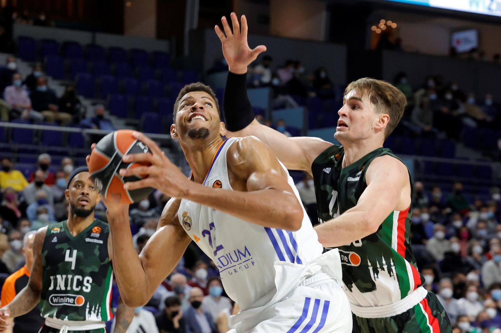 El pívot del Real Madrid Walter Tavares, trata de jugar un balón ante Mario Hezonja, del Unics Kazan