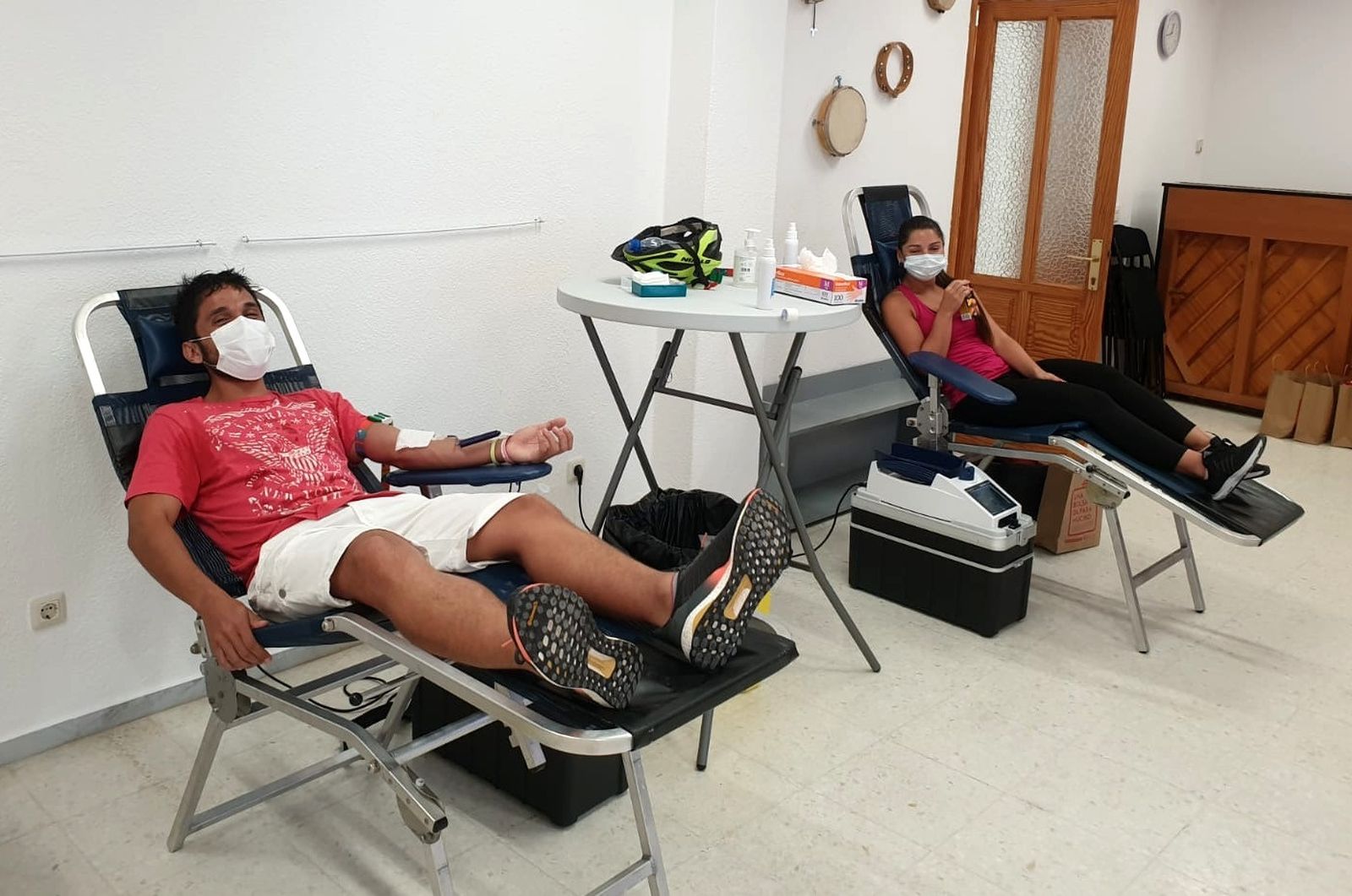 Varias personas donando sangre