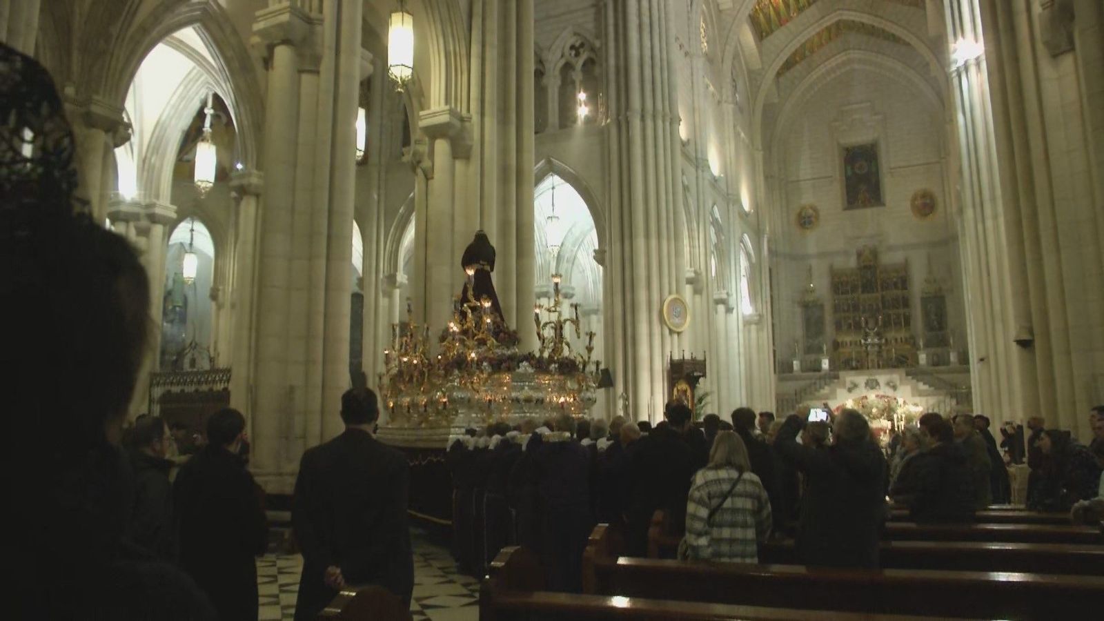 Jesús "El Pobre" entra en la Catedral de la Almudena por primera vez en la historia
