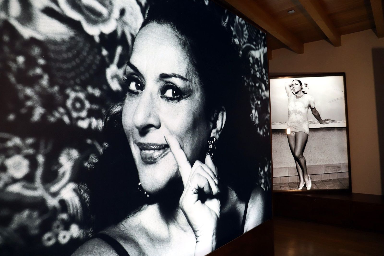 Lola Flores recibe el premio MADO