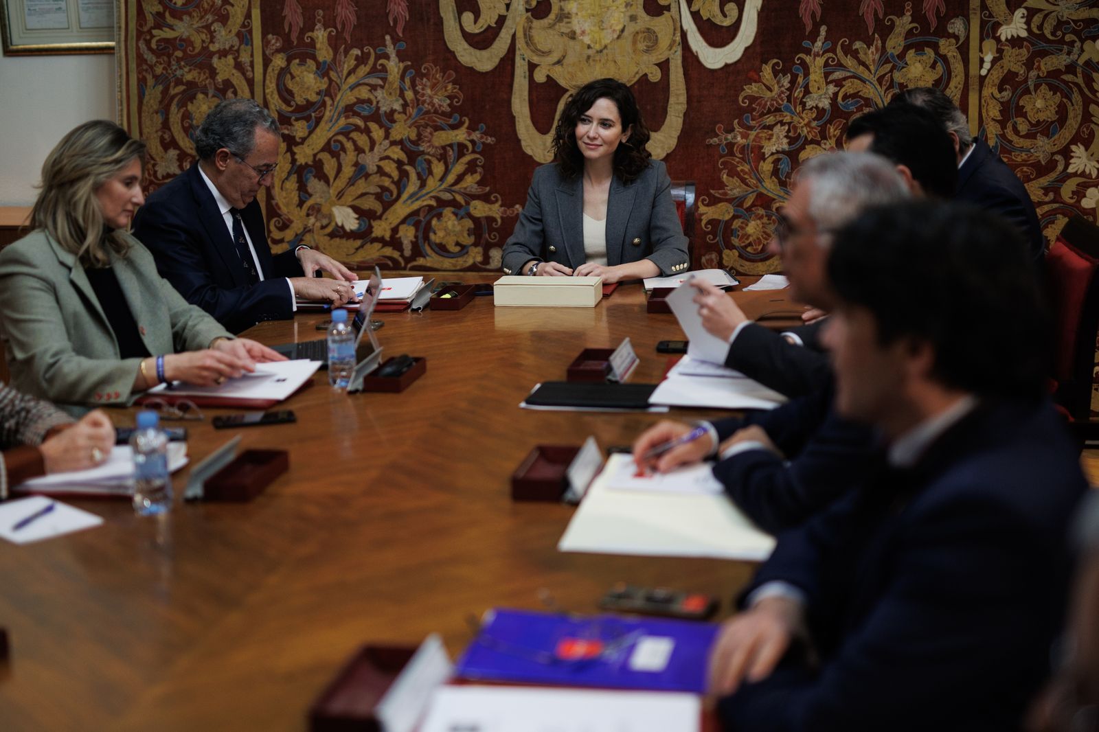 La presidenta de la Comunidad de Madrid, Isabel Díaz Ayuso, preside la reunión del Consejo de Gobierno, en el Ayuntamiento de Alcalá de Henares