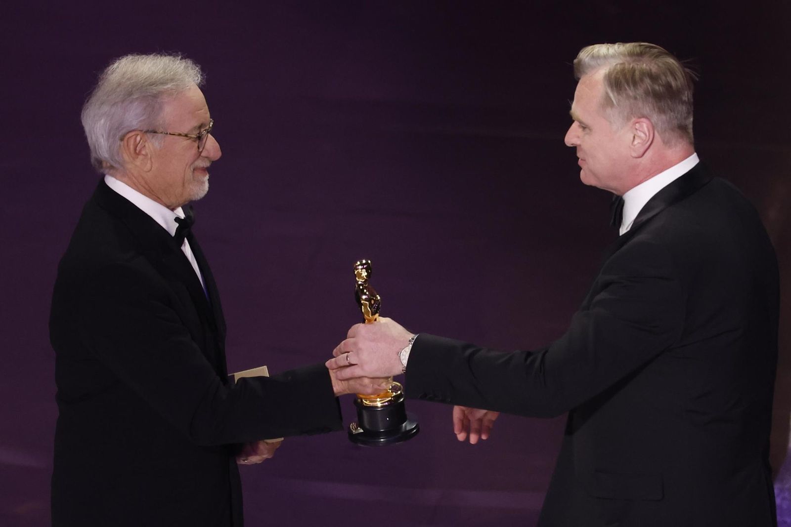 Christopher Nolan recibe el Oscar a Mejor Director de manos de Steven Spielberg (